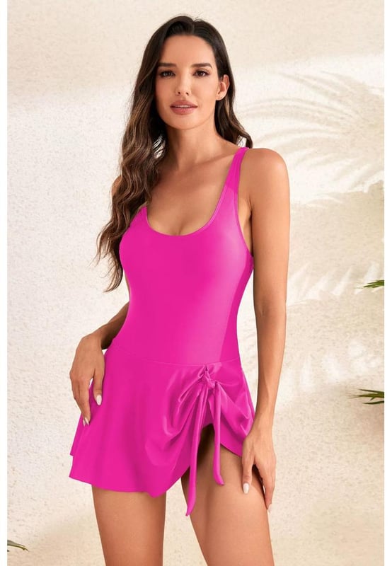 Traje de bano de una pieza con cuello redondo con cordon y correa ancha.
  Cordon para un ajuste ajustable.
  Acolchado extraible en el pecho.
  Sin aros.
  Composicion de tejido elastico.
  Material: 82% poliester 18% spandex.
  Instrucciones de cuidado: Lavar a maquina con agua fria secar en secadora a temperatura baja.
  Importado.
