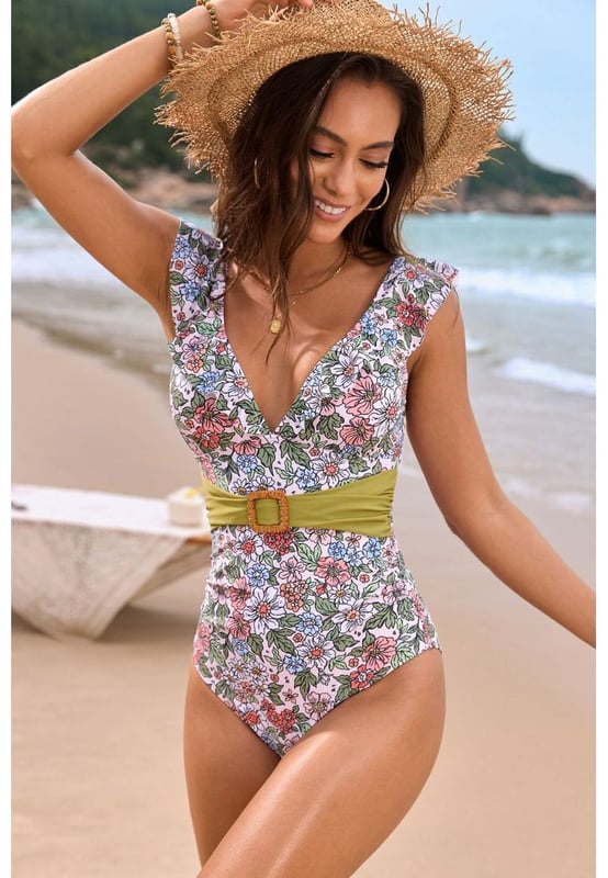 Detalle con volantes  
Escote pronunciado  
Acolchado en el pecho removible  
Sin varilla  
Material elástico  
82% poliéster 18% spandex  
Lavado a máquina en frío  
Secar en secadora a baja temperatura  
Importado