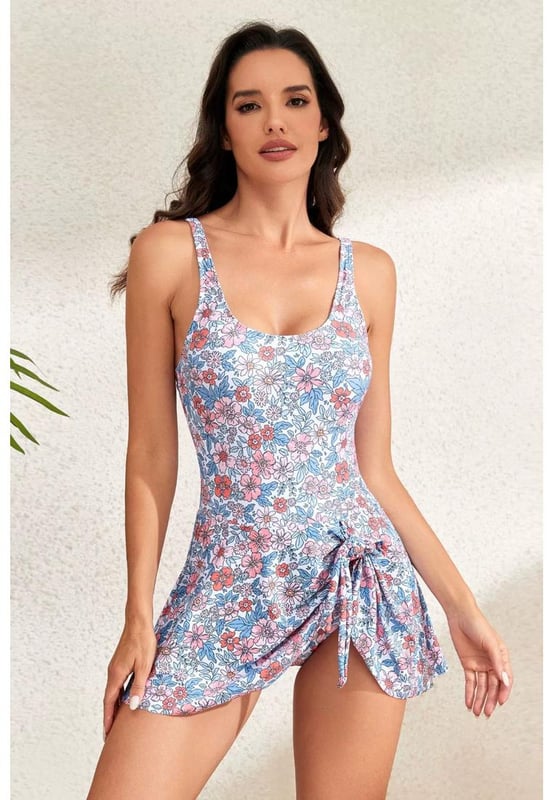 Traje de bano de una pieza con cuello redondo con cordon y correa ancha.
  Cordon para un ajuste ajustable.
  Acolchado extraible en el pecho.
  Sin aros.
  Composicion de tejido elastico.
  Material: 82% poliester 18% spandex.
  Instrucciones de cuidado: Lavar a maquina con agua fria secar en secadora a temperatura baja.
  Importado.