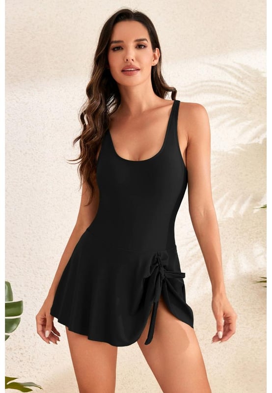 Traje de bano de una pieza con cuello redondo con cordon y correa ancha.
  Cordon para un ajuste ajustable.
  Acolchado extraible en el pecho.
  Sin aros.
  Composicion de tejido elastico.
  Material: 82% poliester 18% spandex.
  Instrucciones de cuidado: Lavar a maquina con agua fria secar en secadora a temperatura baja.
  Importado.
