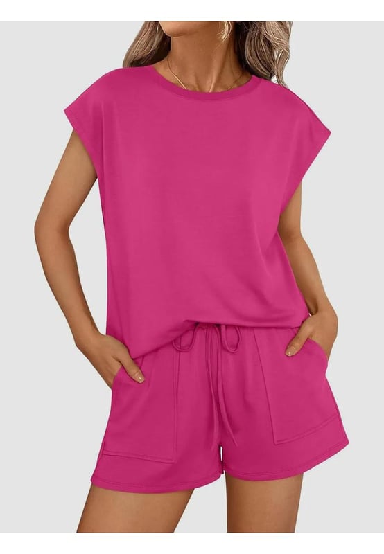 Conjunto de top de manga corta y pantalones cortos de cuello redondo  
Conjunto de dos piezas  
Tela ligeramente elástica  
95% poliéster, 5% spandex  
Pantalones cortos con cordón  
Pantalones cortos con bolsillos  
Lavado a máquina en frío, secar a baja temperatura  
Material: Mezcla de algodón