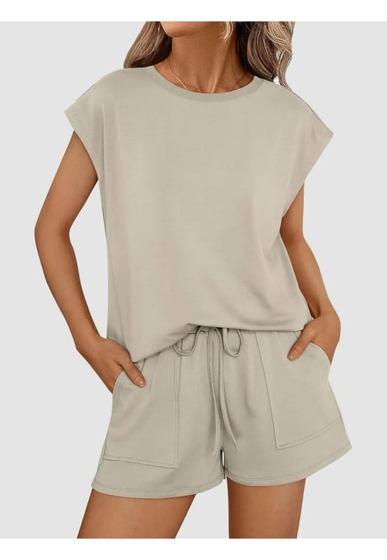 Conjunto de Top de Cuello Redondo y Shorts de Mangas Cortas  
Conjunto de dos piezas  
Tela ligeramente elástica  
95% poliéster 5% spandex  
Shorts con cordón  
Shorts con bolsillos  
Lavar a máquina en frío, secar a baja temperatura  
Material: Mezcla de algodón