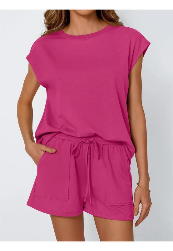 Conjunto de dos piezas  
Top de cuello redondo con mangas de cap sleeve  
Diseño con bolsillos  
Shorts con cordón ajustable  
Tejido sin elasticidad  
Composición del material: 95% poliéster 5% spandex  
Instrucciones de cuidado: Lavar a máquina en frío y secar a baja temperatura  
Importado