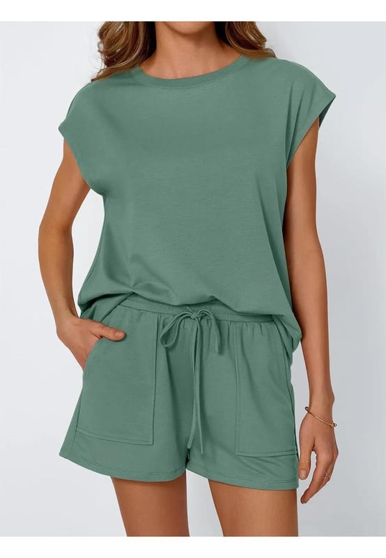Conjunto de dos piezas  
Top de cuello redondo y mangas cortas  
Diseño con bolsillos  
Shorts con cordón ajustable  
Tela sin elasticidad  
Composición del material: 95% poliéster 5% spandex  
Instrucciones de cuidado: Lavar a máquina en frío y secar a baja temperatura  
Importado