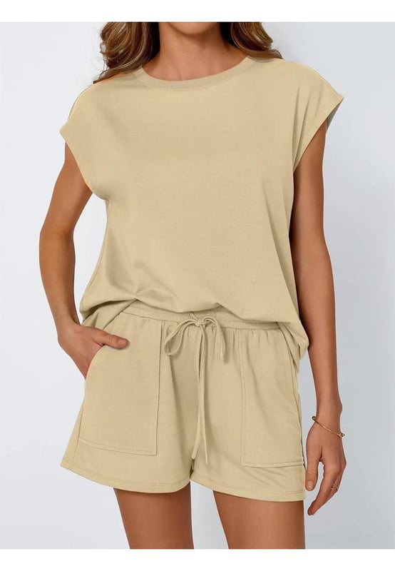 Conjunto de dos piezas  
Top de cuello redondo y mangas cortas  
Diseño con bolsillos  
Pantalones cortos con cordón  
Tejido sin elasticidad  
Composición del material: 95% poliéster 5% spandex  
Instrucciones de cuidado: Lavar a máquina en frío y secar a baja temperatura  
Importado
