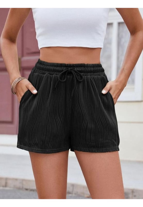 Kordelzug-Bund für eine anpassbare Passform  
Mit Taschen für zusätzlichen Komfort  
Undurchsichtiges Material für vollständige Abdeckung  
Hergestellt aus einer Mischung von 65% Viskose, 30% Polyester und 5% Spandex  
Einfache Pflegehinweise: Maschinenwäsche kalt und bei niedriger Temperatur im Trockner trocknen  
Importiert