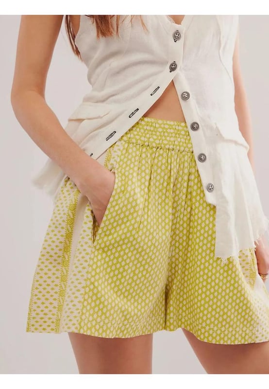 Elastic waist shorts
  Pocketed
  Material composition: 65% polyester 35% cotton
  Care instructions: Machine wash cold tumble dry low
  Imported