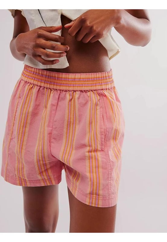 Pantalones cortos con cintura elástica  
Con bolsillos  
Composición del material: 65% poliéster 35% algodón  
Instrucciones de cuidado: Lavar a máquina en frío, secar a baja temperatura  
Importado