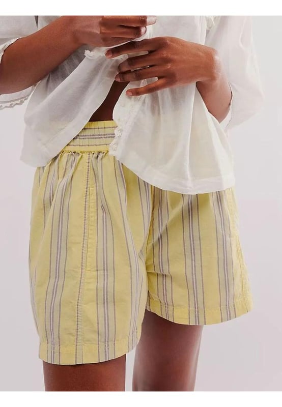Pantalones cortos con cintura elástica  
Con bolsillos  
Composición del material: 65% poliéster 35% algodón  
Instrucciones de cuidado: Lavar a máquina con agua fría, secar a baja temperatura  
Importado