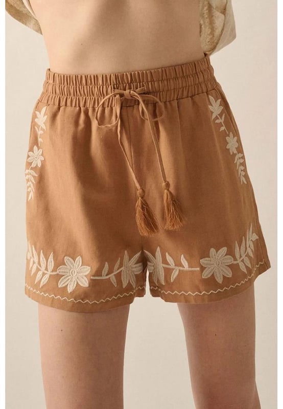 Cintura elástica con cordón para un ajuste ajustable  
Detalles bordados para un look boho chic  
Fabricado en 100% algodón para mayor transpirabilidad y comodidad  
Acentos con borlas que añaden un toque divertido  
Lavar a máquina en frío, secar a baja temperatura para un cuidado fácil  
Importado  
Material: Mezcla de lino