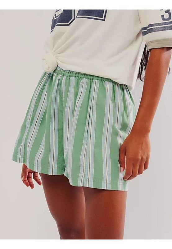 Shorts de Cintura Elástica a Rayas  
Diseño con bolsillos  
Translúcido opaco  
Composición del material: 65% poliéster 35% algodón  
Instrucciones de cuidado: Lavar a máquina en frío, secar a baja temperatura  
Importado  
Medidas del producto (pulgadas):  
Tamaño S: Largo de fondo 14.2 Cintura 26  
Tamaño M: Largo de fondo 14.6 Cintura 27.6  
Tamaño L: Largo de fondo 15 Cintura 29.9  
Tamaño XL: Largo de fondo 15.7 Cintura 33.1  