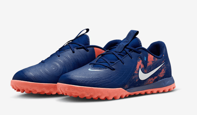 Erling Haaland is inevitable. His goal-scoring force of nature inspired the design of these player-edition shoes, with supernovas and meteors crashing into the graphics.RRP: £65.00Force of natureThe dark blues represent the wintertime skies of Erling's native Norway, while the vibrant orange embodies the brightness that nature brings. The upper's shiny finish symbolises the stars in the sky and the infinite number of goals Erling has scored throughout his illustrious career.Comfortable fitThe soft upper helps keep you comfortable from kick-off to the final whistle.Product detailsFor use on shorter, synthetic surfacesCushioned insoleColour Shown: Blue Void/ChromeStyle: HF1608-400