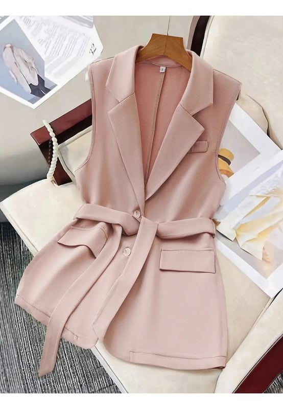 Taillierter Blazer ohne Ärmel mit Reverskragen  
Gürteldesign  
Dünnes Material  
Ungefüttert  
100% Polyester  
Maschinenwäsche kalt, im Schonprogramm trocknen  
Importiert  
Größe S: Oberteillänge 68 cm, Brust 94 cm  
Größe M: Oberteillänge 69 cm, Brust 98 cm  
Größe L: Oberteillänge 70 cm, Brust 104 cm  
Größe XL: Oberteillänge 71 cm, Brust 110 cm  
Größe 2XL: Oberteillänge 72 cm, Brust 116 cm