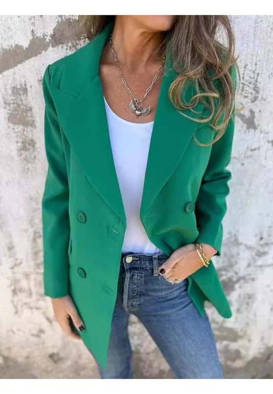 Blazer de mujer de tamaño completo con cuello y mangas largas  
Frente abotonado  
Grosor normal  
No forrado  
100% poliéster  
Lavable a máquina en frío, secar a baja temperatura  
Importado  
Disponible en tallas S a 3XL  
Material: El material parece ser un tejido ligero de punto, posiblemente una mezcla de poliéster y rayón, que le da un caído suave y ligeramente estructurado. Los botones son de un color contrastante oscuro, probablemente negro o marrón oscuro.