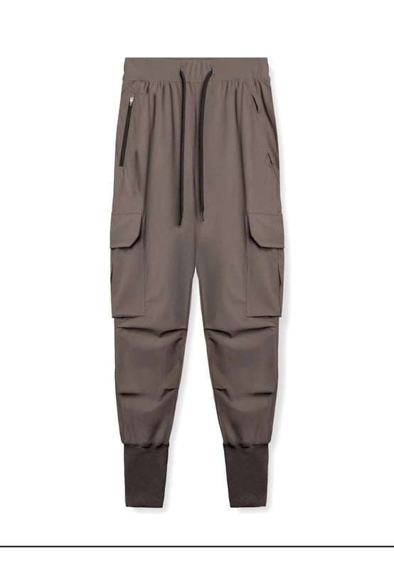 Joggers de estilo básico  
Cintura con cordón para un ajuste ajustable  
Hechos con 95% algodón y 5% poliéster  
Diseño con bolsillos para mayor comodidad  
Lavado a máquina en frío, secar a baja temperatura  
Importado  
Material: El material parece ser una mezcla liviana, posiblemente de nailon o poliéster, diseñada para brindar comodidad y flexibilidad. La tela parece tener algunas propiedades resistentes al agua.
