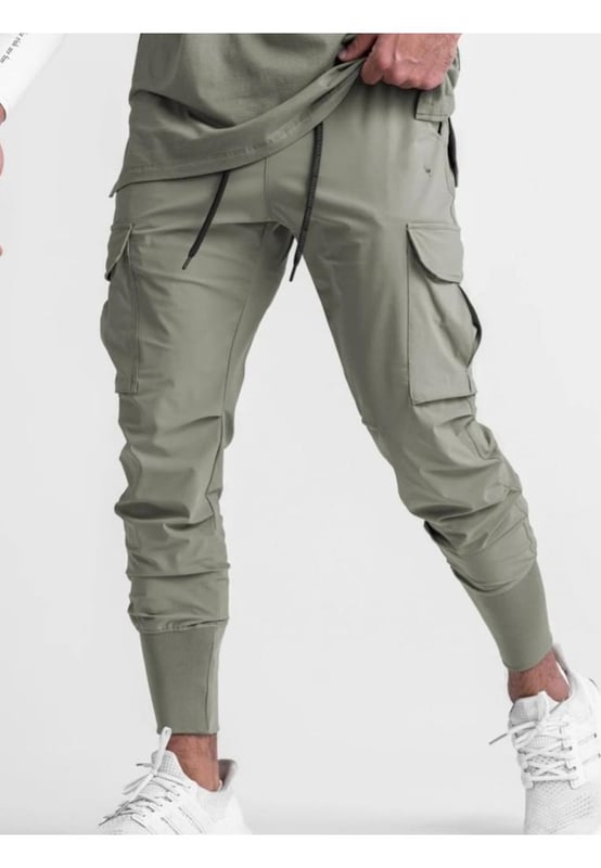 Joggers de estilo básico  
Cintura con cordón para un ajuste ajustable  
Fabricados con 95% algodón y 5% poliéster  
Diseño con bolsillos para mayor conveniencia  
Lavable a máquina en frío, secar en secadora a baja temperatura  
Importado  
Material: El material parece ser una mezcla ligera, posiblemente de nailon o poliéster, diseñada para comodidad y flexibilidad. La tela parece tener algunas propiedades resistentes al agua.