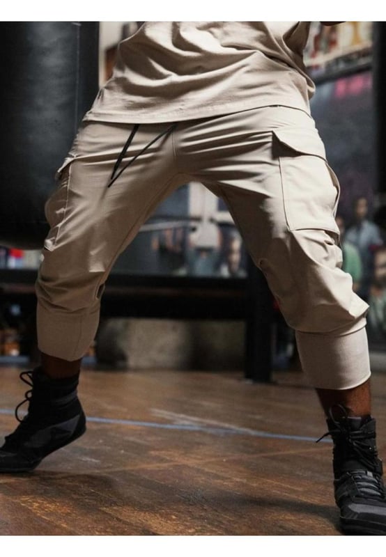 Joggers de estilo básico  
Cintura con cordón para un ajuste ajustable  
Hechos con 95% algodón y 5% poliéster  
Diseño con bolsillos para mayor comodidad  
Lavar a máquina en frío, secar a baja temperatura  
Importado  
Material: El material parece ser una mezcla ligera, posiblemente de nylon o poliéster, diseñada para comodidad y flexibilidad. La tela parece tener algunas propiedades resistentes al agua.