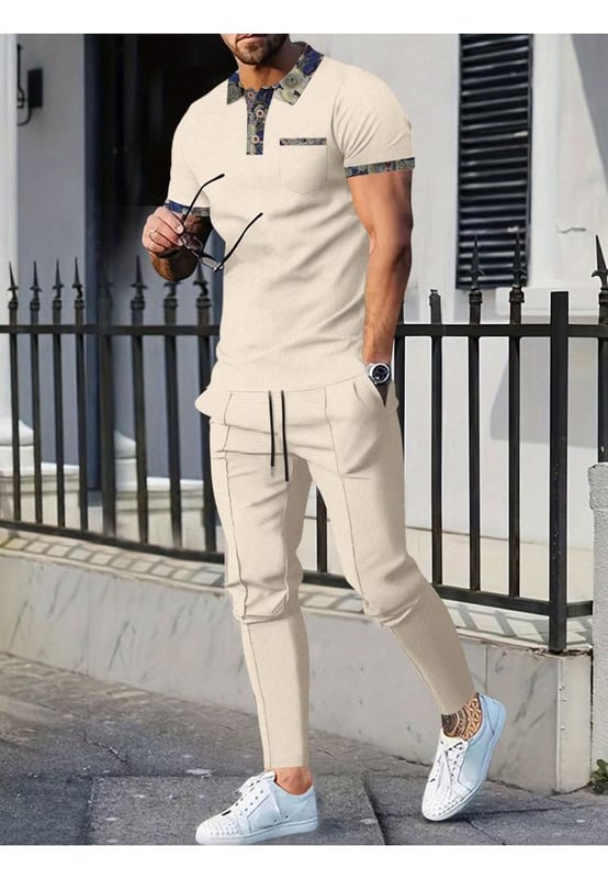 Estilo básico con detalles abotonados  
Incluye bolsillos para mayor comodidad  
Conjunto de dos piezas: polo de manga corta y pantalones  
Material ligeramente elástico para mayor comodidad  
Fabricado en 100% poliéster  
Cintura con cordón ajustable en los pantalones  
Instrucciones de cuidado: Lavar a máquina en frío y secar a baja temperatura  
Importado