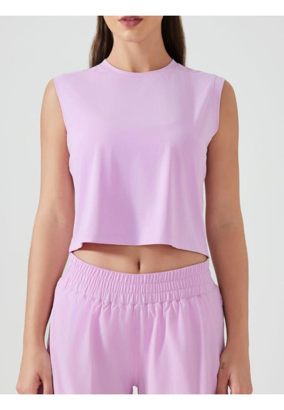 Estilo básico  
Opaco  
Altamente elástico  
100% poliéster  
Lavar a máquina en frío  
Secar a baja temperatura  
Importado  
Material: El material parece ser una tela suave, ligera y elástica, probablemente una mezcla de poliéster y spandex para ropa deportiva. La composición exacta es.