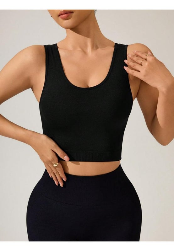 Top activo cortado con diseño entrecruzado  
  Diseño entrecruzado  
  Tejido opaco  
  Estiramiento moderado  
  Composición del material: 90% poliamida 10% elastano  
  Instrucciones de cuidado: Lavar a máquina en frío, secar a baja temperatura  
  Importado