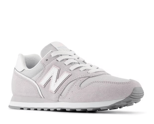 The past meets the present in this classic silhouette designed for go-anywhere style. Crafted from a luxurious leather/synthetic blend, these trainers are the perfect every day shoe.
RRP: £75.00
Specifications
Upper - suede, synthetic, mesh
Midsole - EVA
Outsole - Rubber
Technology - EVA
Collection - New Balance 373
Product Code: WL373SO2