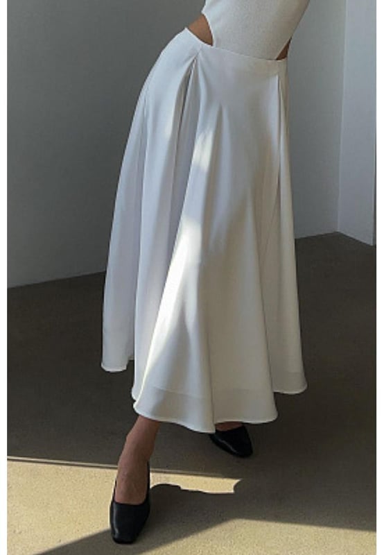 Estilo básico  
Diseño opaco  
Cuerpo forrado  
Composición del material: 97% poliéster 3% spandex  
Instrucciones de cuidado: Lavar a máquina en frío, secar en baja temperatura  
Importado