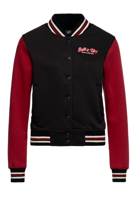 Für die selbstbewusste Rockabella, die das Brummen von Hot Rod-Motoren im Herzen trägt, ist diese Queen Kerosin College-Jacke das ultimative Kleidungsstück. Sie ist nicht nur eine Jacke, sondern ein Bekenntnis zu unabhängiger Frauenpower und dem zeitlosen Charme der 50er Jahre. Wie bei den klassischen College-Jacken üblich, punktet auch dieses Modell mit kontrastfarbenen Ärmeln und elastischen Rippbündchen, die dir den perfekten Mix aus sportlicher Lässigkeit und femininer Eleganz bieten. Zusätzlichen Komfort und Funktionalität garantieren die praktischen Eingrifftaschen und die robuste metallene Druckknopfleiste. Doch der absolute Hingucker dieser Jacke ist die liebevoll gestaltete Stickerei, die den Hot Rod-Stil der 50er Jahre zelebriert. Sie zeigt allen, dass du eine Frau mit Benzin im Blut bist, bereit, die Straßen im Sturm zu erobern. Zieh diese Jacke an und lass deinen inneren Hot Rod-Spirit zur Geltung kommen. Als moderne Rockabella weißt du, wie du deinen Vintage-Vibe mit einer Prise Rebellion würzt.  QUEEN KEROSIN: Rock'n'Roll, Rockabilly, Hot Rod, Biker, Tattoos und Motorsport beschreiben perfekt das Vintage-Label King Kerosin. Hochwertige Materialien und Verarbeitung kombiniert mit authentischen Retro-Designs ist unser Motto, das uns am Herz liegt.DESIGN: Vor allem die auffällige große Stickerei im Rücken und auf der Brust der Damen College Jacke von Queen Kerosin begeistert direkt und spricht vor allem Rockabilly und Vintage Fans an. Die Abschlüsse des Stehkragens, der Ärmel und dem Bund bestehen aus kontrastfarbenen gestreiften Rippbündchen, die für einen optimalen Sitz sorgen.PASSFORM: Bequemer femininer Regular Fit setzt die feminine Silhouette attraktiv in Szene.MATERIAL: Weiche, hautfreundliche Maschenware aus hochwertige Baumwollmischung.KOMBINATIONSMÖGLICHKEIT: Ob zu lässigen Jeans oder zu rockigen Röcken, diese Damen College Jacke von Queen Kerosin mit Rückenstickerei macht immer eine super Figur. Für weitere Accessoires mit retro Akzenten, gerne in unserem Sortiment stöbern.