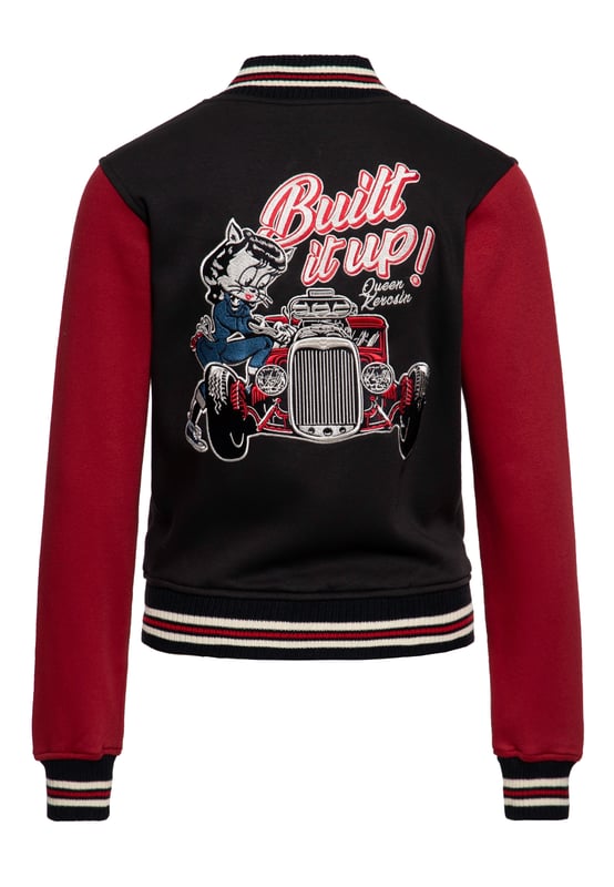 Für die selbstbewusste Rockabella, die das Brummen von Hot Rod-Motoren im Herzen trägt, ist diese Queen Kerosin College-Jacke das ultimative Kleidungsstück. Sie ist nicht nur eine Jacke, sondern ein Bekenntnis zu unabhängiger Frauenpower und dem zeitlosen Charme der 50er Jahre. Wie bei den klassischen College-Jacken üblich, punktet auch dieses Modell mit kontrastfarbenen Ärmeln und elastischen Rippbündchen, die dir den perfekten Mix aus sportlicher Lässigkeit und femininer Eleganz bieten. Zusätzlichen Komfort und Funktionalität garantieren die praktischen Eingrifftaschen und die robuste metallene Druckknopfleiste. Doch der absolute Hingucker dieser Jacke ist die liebevoll gestaltete Stickerei, die den Hot Rod-Stil der 50er Jahre zelebriert. Sie zeigt allen, dass du eine Frau mit Benzin im Blut bist, bereit, die Straßen im Sturm zu erobern. Zieh diese Jacke an und lass deinen inneren Hot Rod-Spirit zur Geltung kommen. Als moderne Rockabella weißt du, wie du deinen Vintage-Vibe mit einer Prise Rebellion würzt.  QUEEN KEROSIN: Rock'n'Roll, Rockabilly, Hot Rod, Biker, Tattoos und Motorsport beschreiben perfekt das Vintage-Label King Kerosin. Hochwertige Materialien und Verarbeitung kombiniert mit authentischen Retro-Designs ist unser Motto, das uns am Herz liegt.DESIGN: Vor allem die auffällige große Stickerei im Rücken und auf der Brust der Damen College Jacke von Queen Kerosin begeistert direkt und spricht vor allem Rockabilly und Vintage Fans an. Die Abschlüsse des Stehkragens, der Ärmel und dem Bund bestehen aus kontrastfarbenen gestreiften Rippbündchen, die für einen optimalen Sitz sorgen.PASSFORM: Bequemer femininer Regular Fit setzt die feminine Silhouette attraktiv in Szene.MATERIAL: Weiche, hautfreundliche Maschenware aus hochwertige Baumwollmischung.KOMBINATIONSMÖGLICHKEIT: Ob zu lässigen Jeans oder zu rockigen Röcken, diese Damen College Jacke von Queen Kerosin mit Rückenstickerei macht immer eine super Figur. Für weitere Accessoires mit retro Akzenten, gerne in unserem Sortiment stöbern.