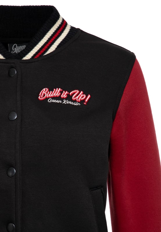 Für die selbstbewusste Rockabella, die das Brummen von Hot Rod-Motoren im Herzen trägt, ist diese Queen Kerosin College-Jacke das ultimative Kleidungsstück. Sie ist nicht nur eine Jacke, sondern ein Bekenntnis zu unabhängiger Frauenpower und dem zeitlosen Charme der 50er Jahre. Wie bei den klassischen College-Jacken üblich, punktet auch dieses Modell mit kontrastfarbenen Ärmeln und elastischen Rippbündchen, die dir den perfekten Mix aus sportlicher Lässigkeit und femininer Eleganz bieten. Zusätzlichen Komfort und Funktionalität garantieren die praktischen Eingrifftaschen und die robuste metallene Druckknopfleiste. Doch der absolute Hingucker dieser Jacke ist die liebevoll gestaltete Stickerei, die den Hot Rod-Stil der 50er Jahre zelebriert. Sie zeigt allen, dass du eine Frau mit Benzin im Blut bist, bereit, die Straßen im Sturm zu erobern. Zieh diese Jacke an und lass deinen inneren Hot Rod-Spirit zur Geltung kommen. Als moderne Rockabella weißt du, wie du deinen Vintage-Vibe mit einer Prise Rebellion würzt.  QUEEN KEROSIN: Rock'n'Roll, Rockabilly, Hot Rod, Biker, Tattoos und Motorsport beschreiben perfekt das Vintage-Label King Kerosin. Hochwertige Materialien und Verarbeitung kombiniert mit authentischen Retro-Designs ist unser Motto, das uns am Herz liegt.DESIGN: Vor allem die auffällige große Stickerei im Rücken und auf der Brust der Damen College Jacke von Queen Kerosin begeistert direkt und spricht vor allem Rockabilly und Vintage Fans an. Die Abschlüsse des Stehkragens, der Ärmel und dem Bund bestehen aus kontrastfarbenen gestreiften Rippbündchen, die für einen optimalen Sitz sorgen.PASSFORM: Bequemer femininer Regular Fit setzt die feminine Silhouette attraktiv in Szene.MATERIAL: Weiche, hautfreundliche Maschenware aus hochwertige Baumwollmischung.KOMBINATIONSMÖGLICHKEIT: Ob zu lässigen Jeans oder zu rockigen Röcken, diese Damen College Jacke von Queen Kerosin mit Rückenstickerei macht immer eine super Figur. Für weitere Accessoires mit retro Akzenten, gerne in unserem Sortiment stöbern.