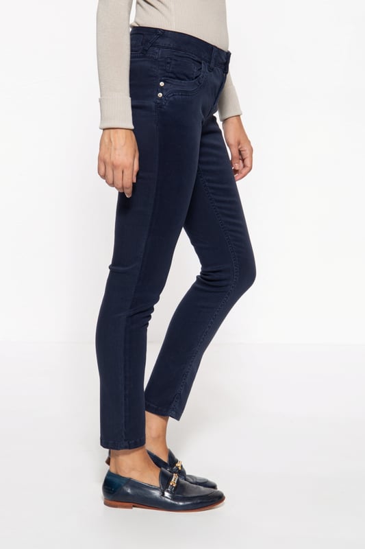 Ein treuer Styling-Begleiter, der sowohl zu chicen Outfits mit Bluse als auch zu legeren Look mit Sneaker und Pullover passt? Dann ist diese Hose von ATT wohl genau das Richtige für Dich! Ihr cleaner Look harmoniert immer! Die Damen Jeans passt sich Dank des Stretch im Gewebe perfekt dem Körper an und kann ihn ideal akzentuieren. Der Stoff hat einen angenehm weichen Griff und fühlt sich super auf der Haut an. Bequem bleibt das Ganze wegen de Stretchanteils im Gewebe. Das klassische 5-Pocket Design rundet die Optik gekonnt ab. Ein Must-Have für in den Kleiderschrank!  Amor, Trust & Truth: ATT Jeans steht für feminine und vor allem hochwertig gearbeitete Kleidung mit Liebe zum Detail!DESIGN: Überzeugen kann die Damen Slim Fit Jeans von ATT mit ihren praktischen Eingrifftaschen, Münztasche, sowie aufgesetzten Taschen im 5Pocket Design. PASSFORM: Die Slim Fit Passform sitzt perfekt am Körper und schafft eine feminine Silhouette. MATERIAL: Das hochwertige Denim Jeansgewebe mit Stretch der Damen Slim Fit Jeans passt sich toll dem Körper an und sorgt für angenehmen Komfort. KOMBINATIONSMÖGLICHKEIT: Mit Sneaker und Shirt entsteht ein super Look für Alltag und Freizeit. LIEFERUMFANG: Eine Lieferung enthält eine Damenhose von ATT in den Größen 34 - 44.
