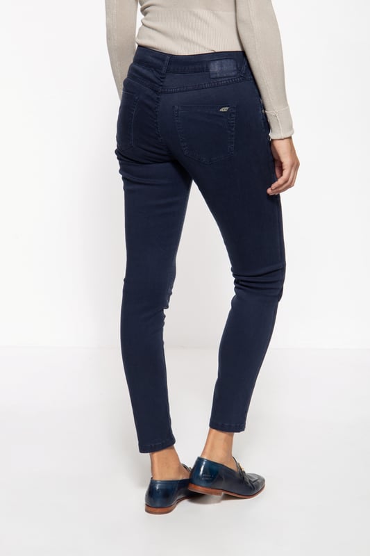 Ein treuer Styling-Begleiter, der sowohl zu chicen Outfits mit Bluse als auch zu legeren Look mit Sneaker und Pullover passt? Dann ist diese Hose von ATT wohl genau das Richtige für Dich! Ihr cleaner Look harmoniert immer! Die Damen Jeans passt sich Dank des Stretch im Gewebe perfekt dem Körper an und kann ihn ideal akzentuieren. Der Stoff hat einen angenehm weichen Griff und fühlt sich super auf der Haut an. Bequem bleibt das Ganze wegen de Stretchanteils im Gewebe. Das klassische 5-Pocket Design rundet die Optik gekonnt ab. Ein Must-Have für in den Kleiderschrank!  Amor, Trust & Truth: ATT Jeans steht für feminine und vor allem hochwertig gearbeitete Kleidung mit Liebe zum Detail!DESIGN: Überzeugen kann die Damen Slim Fit Jeans von ATT mit ihren praktischen Eingrifftaschen, Münztasche, sowie aufgesetzten Taschen im 5Pocket Design. PASSFORM: Die Slim Fit Passform sitzt perfekt am Körper und schafft eine feminine Silhouette. MATERIAL: Das hochwertige Denim Jeansgewebe mit Stretch der Damen Slim Fit Jeans passt sich toll dem Körper an und sorgt für angenehmen Komfort. KOMBINATIONSMÖGLICHKEIT: Mit Sneaker und Shirt entsteht ein super Look für Alltag und Freizeit. LIEFERUMFANG: Eine Lieferung enthält eine Damenhose von ATT in den Größen 34 - 44.