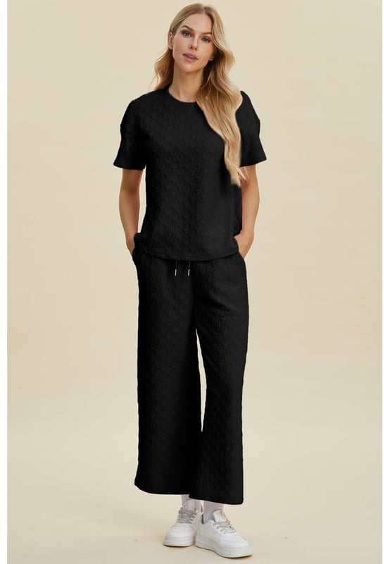 Twee-delige set: korte mouwen top en broek  
Met zakken voor gemak  
Licht rekbaar materiaal: 95% polyester 5% spandex  
Ronde hals top  
Comfortabel en duurzaam  
Eenvoudig onderhoud: machinewas koud, laag drogen in de droger  
Geïmporteerd