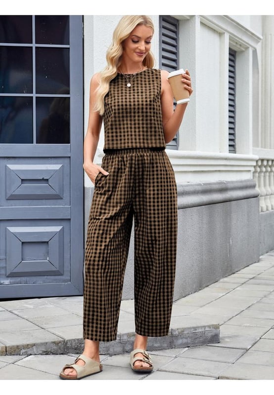 Conjunto de dos piezas: top y pantalon sin mangas.
  Estampado a cuadros.
  Top con bolsillos.
  Material: 100% rayon.
  Sin estiramiento.
  Instrucciones de cuidado: Lavar a maquina con agua fria secar en secadora a temperatura baja.
  Importado.