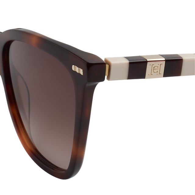 Cat-eye style sunglasses for women with acetate frames.

 Shape and design:
 - These Carolina Herrera sunglasses have a cat-eye silhouette.
 - The cat-eye silhouette gives the glasses a modern and edgy look.

 Frame material:
 - The frame of these glasses is made of acetate, a plastic material.
 - Acetate provides durability, flexibility and a smooth finish to the frame.
 - This makes the glasses durable and comfortable to wear.

 Acetate temples:
 - The temples are also made of acetate, matching the frame material.
 - The acetate on the temples makes them lightweight and comfortable to wear.

 Brand details:
 - Brand logo Carolina Herrera engraved on the temples.
 - These design elements help clearly identify the model as part of the Carolina Herrera eyewear collection.
 - All our products are shipped in their original packaging, along with certificates of authenticity and warranty.

 Glasses:
 - The lenses are of high quality.
 - 100% UVB 400 protection.
 - Anti-reflective glass.
 Measures: Lens height: 46 mm. Lens width: 55 mm. Bridge: 18 mm. Temples: 145 mm.
 Composition: Acetate
 Care:
Wash only with water or, if necessary, a mild soap.
 Dry with a soft cloth to avoid scratches.
 Avoid contact with harsh surfaces or abrasive liquids.