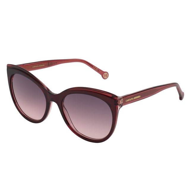 Estas gafas de sol Carolina Herrera combinan elegancia atemporal con una silueta femenina de inspiración mariposa, aportando una presencia sofisticada y refinada a cualquier conjunto.

Forma y diseño:
- Silueta mariposa suavemente redondeada, que favorece los rasgos y aporta un toque de distinción clásica.
- Curvatura fluida en el frontal que equilibra estilo y comodidad.

Material de la montura:
- Montura de acetato de alta calidad con acabado translúcido.

Detalles de la marca:
- Logotipo Carolina Herrera grabado con discreción en las varillas.
- Aplique metálico redondo en los terminales con las iniciales CH, distintivo de la casa.

Lentes:
- Lentes con filtro de protección UV 100%, ideales para uso diario en exteriores.
- Tratamiento antirreflejo que mejora la experiencia visual y reduce el deslumbramiento.

Contenido: 
- Gafas de sol, estuche, pañuelo y folleto.
 Medidas: Ancho lente: 57 mm. Puente: 19 mm. Patillas: 145 mm
 Composición: Acetato
 Cuidados:
Lavar solo con agua o, si fuese necesario, un jabón suave.
Secar con el paño suave para evitar rayaduras.
Evitar el contacto con superficies rigurosas o líquidos abrasivos.