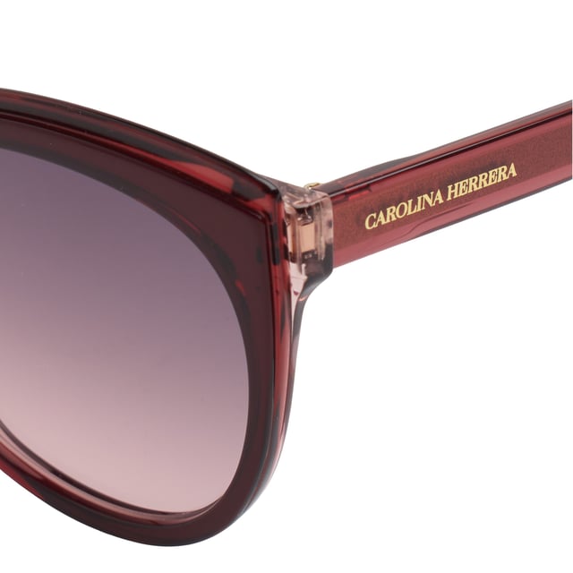 Estas gafas de sol Carolina Herrera combinan elegancia atemporal con una silueta femenina de inspiración mariposa, aportando una presencia sofisticada y refinada a cualquier conjunto.

Forma y diseño:
- Silueta mariposa suavemente redondeada, que favorece los rasgos y aporta un toque de distinción clásica.
- Curvatura fluida en el frontal que equilibra estilo y comodidad.

Material de la montura:
- Montura de acetato de alta calidad con acabado translúcido.

Detalles de la marca:
- Logotipo Carolina Herrera grabado con discreción en las varillas.
- Aplique metálico redondo en los terminales con las iniciales CH, distintivo de la casa.

Lentes:
- Lentes con filtro de protección UV 100%, ideales para uso diario en exteriores.
- Tratamiento antirreflejo que mejora la experiencia visual y reduce el deslumbramiento.

Contenido: 
- Gafas de sol, estuche, pañuelo y folleto.
 Medidas: Ancho lente: 57 mm. Puente: 19 mm. Patillas: 145 mm
 Composición: Acetato
 Cuidados:
Lavar solo con agua o, si fuese necesario, un jabón suave.
Secar con el paño suave para evitar rayaduras.
Evitar el contacto con superficies rigurosas o líquidos abrasivos.