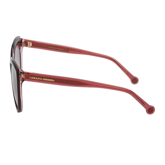 Estas gafas de sol Carolina Herrera combinan elegancia atemporal con una silueta femenina de inspiración mariposa, aportando una presencia sofisticada y refinada a cualquier conjunto.

Forma y diseño:
- Silueta mariposa suavemente redondeada, que favorece los rasgos y aporta un toque de distinción clásica.
- Curvatura fluida en el frontal que equilibra estilo y comodidad.

Material de la montura:
- Montura de acetato de alta calidad con acabado translúcido.

Detalles de la marca:
- Logotipo Carolina Herrera grabado con discreción en las varillas.
- Aplique metálico redondo en los terminales con las iniciales CH, distintivo de la casa.

Lentes:
- Lentes con filtro de protección UV 100%, ideales para uso diario en exteriores.
- Tratamiento antirreflejo que mejora la experiencia visual y reduce el deslumbramiento.

Contenido: 
- Gafas de sol, estuche, pañuelo y folleto.
 Medidas: Ancho lente: 57 mm. Puente: 19 mm. Patillas: 145 mm
 Composición: Acetato
 Cuidados:
Lavar solo con agua o, si fuese necesario, un jabón suave.
Secar con el paño suave para evitar rayaduras.
Evitar el contacto con superficies rigurosas o líquidos abrasivos.