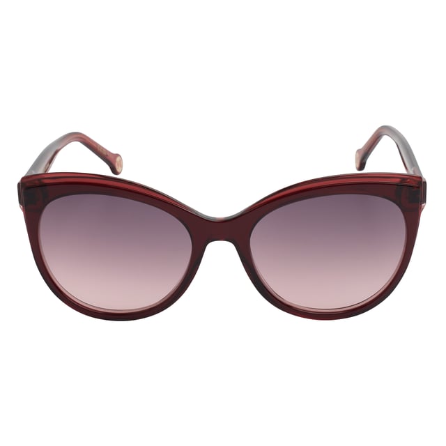 Estas gafas de sol Carolina Herrera combinan elegancia atemporal con una silueta femenina de inspiración mariposa, aportando una presencia sofisticada y refinada a cualquier conjunto.

Forma y diseño:
- Silueta mariposa suavemente redondeada, que favorece los rasgos y aporta un toque de distinción clásica.
- Curvatura fluida en el frontal que equilibra estilo y comodidad.

Material de la montura:
- Montura de acetato de alta calidad con acabado translúcido.

Detalles de la marca:
- Logotipo Carolina Herrera grabado con discreción en las varillas.
- Aplique metálico redondo en los terminales con las iniciales CH, distintivo de la casa.

Lentes:
- Lentes con filtro de protección UV 100%, ideales para uso diario en exteriores.
- Tratamiento antirreflejo que mejora la experiencia visual y reduce el deslumbramiento.

Contenido: 
- Gafas de sol, estuche, pañuelo y folleto.
 Medidas: Ancho lente: 57 mm. Puente: 19 mm. Patillas: 145 mm
 Composición: Acetato
 Cuidados:
Lavar solo con agua o, si fuese necesario, un jabón suave.
Secar con el paño suave para evitar rayaduras.
Evitar el contacto con superficies rigurosas o líquidos abrasivos.