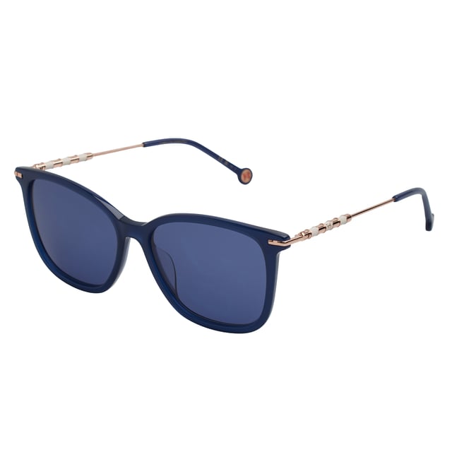 Estas gafas de sol Carolina Herrera fusionan el diseño contemporáneo con la elegancia atemporal en una silueta cuadrada suavizada, ideal para elevar cualquier estilo con naturalidad y distinción.

Forma y diseño:
- Silueta cuadrada de bordes suavemente redondeados.
- Diseño envolvente que proporciona un ajuste cómodo y favorecedor.

Material de la montura:
- Combinación de acetato en la parte frontal con varillas metálicas ultraligeras.
- Terminales en acetato que garantizan confort y estabilidad durante su uso prolongado.

Detalles de la marca:
- Logotipo distintivo de Carolina Herrera en las varillas.
- Varillas decoradas con elegantes aros metálicos esmaltados.

Lentes:
- Lentes con filtro de protección UV 100%, ideales para una exposición segura al sol.

Contenido: 
- Gafas de sol, estuche, pañuelo y folleto.
 Medidas: Ancho lente: 56 mm. Puente: 16 mm. Patillas: 145 mm.
 Composición: Acetato
 Cuidados:
Lavar solo con agua o, si fuese necesario, un jabón suave.
Secar con el paño suave para evitar rayaduras.
Evitar el contacto con superficies rigurosas o líquidos abrasivos.