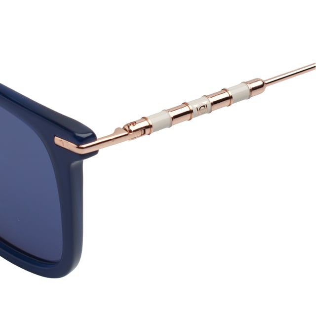 Estas gafas de sol Carolina Herrera fusionan el diseño contemporáneo con la elegancia atemporal en una silueta cuadrada suavizada, ideal para elevar cualquier estilo con naturalidad y distinción.

Forma y diseño:
- Silueta cuadrada de bordes suavemente redondeados.
- Diseño envolvente que proporciona un ajuste cómodo y favorecedor.

Material de la montura:
- Combinación de acetato en la parte frontal con varillas metálicas ultraligeras.
- Terminales en acetato que garantizan confort y estabilidad durante su uso prolongado.

Detalles de la marca:
- Logotipo distintivo de Carolina Herrera en las varillas.
- Varillas decoradas con elegantes aros metálicos esmaltados.

Lentes:
- Lentes con filtro de protección UV 100%, ideales para una exposición segura al sol.

Contenido: 
- Gafas de sol, estuche, pañuelo y folleto.
 Medidas: Ancho lente: 56 mm. Puente: 16 mm. Patillas: 145 mm.
 Composición: Acetato
 Cuidados:
Lavar solo con agua o, si fuese necesario, un jabón suave.
Secar con el paño suave para evitar rayaduras.
Evitar el contacto con superficies rigurosas o líquidos abrasivos.