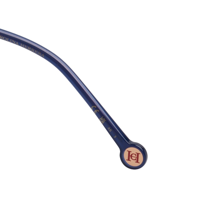 Estas gafas de sol Carolina Herrera fusionan el diseño contemporáneo con la elegancia atemporal en una silueta cuadrada suavizada, ideal para elevar cualquier estilo con naturalidad y distinción.

Forma y diseño:
- Silueta cuadrada de bordes suavemente redondeados.
- Diseño envolvente que proporciona un ajuste cómodo y favorecedor.

Material de la montura:
- Combinación de acetato en la parte frontal con varillas metálicas ultraligeras.
- Terminales en acetato que garantizan confort y estabilidad durante su uso prolongado.

Detalles de la marca:
- Logotipo distintivo de Carolina Herrera en las varillas.
- Varillas decoradas con elegantes aros metálicos esmaltados.

Lentes:
- Lentes con filtro de protección UV 100%, ideales para una exposición segura al sol.

Contenido: 
- Gafas de sol, estuche, pañuelo y folleto.
 Medidas: Ancho lente: 56 mm. Puente: 16 mm. Patillas: 145 mm.
 Composición: Acetato
 Cuidados:
Lavar solo con agua o, si fuese necesario, un jabón suave.
Secar con el paño suave para evitar rayaduras.
Evitar el contacto con superficies rigurosas o líquidos abrasivos.
