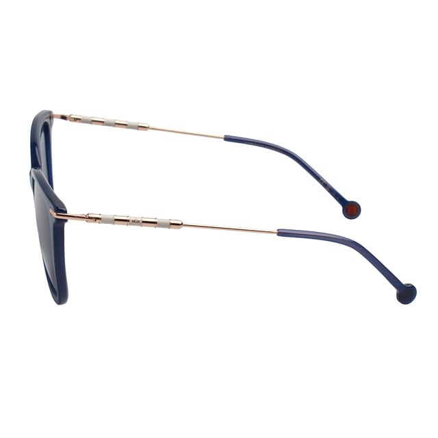 Estas gafas de sol Carolina Herrera fusionan el diseño contemporáneo con la elegancia atemporal en una silueta cuadrada suavizada, ideal para elevar cualquier estilo con naturalidad y distinción.

Forma y diseño:
- Silueta cuadrada de bordes suavemente redondeados.
- Diseño envolvente que proporciona un ajuste cómodo y favorecedor.

Material de la montura:
- Combinación de acetato en la parte frontal con varillas metálicas ultraligeras.
- Terminales en acetato que garantizan confort y estabilidad durante su uso prolongado.

Detalles de la marca:
- Logotipo distintivo de Carolina Herrera en las varillas.
- Varillas decoradas con elegantes aros metálicos esmaltados.

Lentes:
- Lentes con filtro de protección UV 100%, ideales para una exposición segura al sol.

Contenido: 
- Gafas de sol, estuche, pañuelo y folleto.
 Medidas: Ancho lente: 56 mm. Puente: 16 mm. Patillas: 145 mm.
 Composición: Acetato
 Cuidados:
Lavar solo con agua o, si fuese necesario, un jabón suave.
Secar con el paño suave para evitar rayaduras.
Evitar el contacto con superficies rigurosas o líquidos abrasivos.