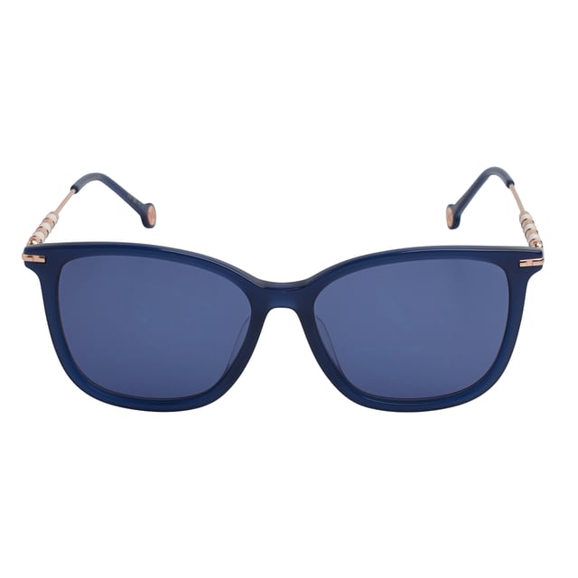 Estas gafas de sol Carolina Herrera fusionan el diseño contemporáneo con la elegancia atemporal en una silueta cuadrada suavizada, ideal para elevar cualquier estilo con naturalidad y distinción.

Forma y diseño:
- Silueta cuadrada de bordes suavemente redondeados.
- Diseño envolvente que proporciona un ajuste cómodo y favorecedor.

Material de la montura:
- Combinación de acetato en la parte frontal con varillas metálicas ultraligeras.
- Terminales en acetato que garantizan confort y estabilidad durante su uso prolongado.

Detalles de la marca:
- Logotipo distintivo de Carolina Herrera en las varillas.
- Varillas decoradas con elegantes aros metálicos esmaltados.

Lentes:
- Lentes con filtro de protección UV 100%, ideales para una exposición segura al sol.

Contenido: 
- Gafas de sol, estuche, pañuelo y folleto.
 Medidas: Ancho lente: 56 mm. Puente: 16 mm. Patillas: 145 mm.
 Composición: Acetato
 Cuidados:
Lavar solo con agua o, si fuese necesario, un jabón suave.
Secar con el paño suave para evitar rayaduras.
Evitar el contacto con superficies rigurosas o líquidos abrasivos.