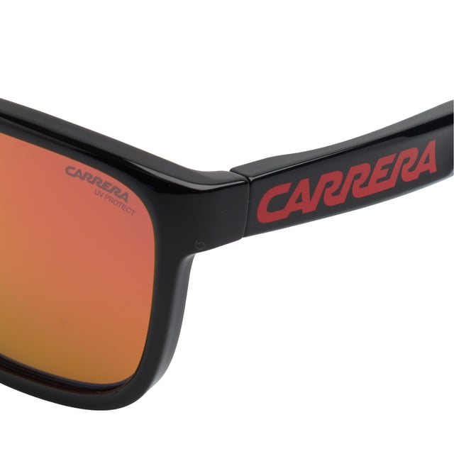 Estas gafas de sol Carrera en colaboración con Ducati canalizan una estética deportiva y audaz, pensada para los amantes de la velocidad, el diseño dinámico y la actitud urbana. Su estilo envolvente y moderno garantiza rendimiento, estilo y protección en cualquier situación.

Forma y diseño:
- Silueta rectangular ligeramente envolvente para mayor cobertura visual.
- Inspiración deportiva con líneas fluidas y aerodinámicas.

Material de la montura:
- Montura de poliamida inyectada, ligera y altamente resistente.

Detalles de la marca:
- Logotipo Carrera en el frontal y varilla; emblema Ducati en el interior.
- Diseño especial Ducati Performance para entusiastas del motociclismo y la adrenalina.

Lentes:
- Lentes espejo con protección UV 100%.

Contenido: 
- Gafas de sol, estuche, pañuelo y folleto.
 Medidas: Ancho lente: 57 mm. Puente: 17 mm. Patillas: 135 mm.
 Composición: Poliamida
 Cuidados:
Lavar solo con agua o, si fuese necesario, un jabón suave.
Secar con el paño suave para evitar rayaduras.
Evitar el contacto con superficies rigurosas o líquidos abrasivos.