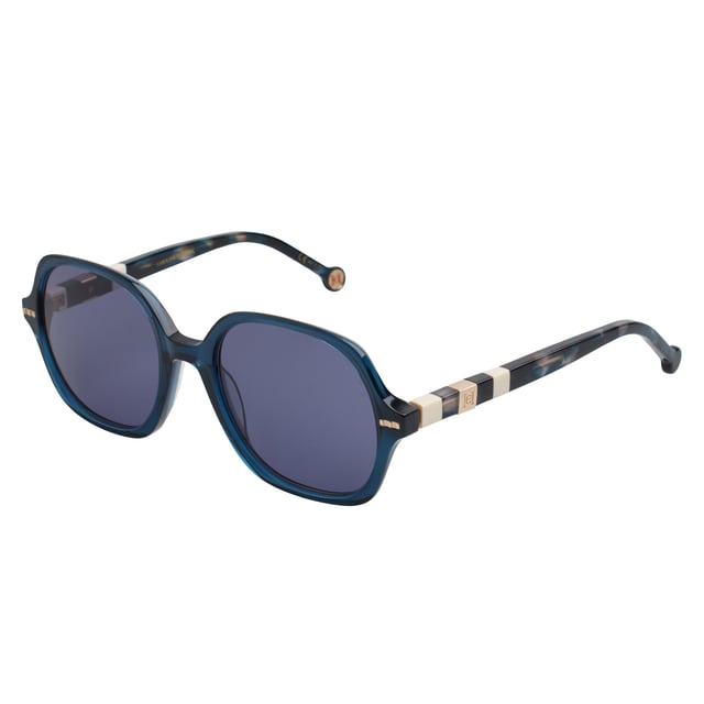 Diseñadas para reflejar una elegancia atemporal, estas gafas de sol reinterpretan la clásica silueta mariposa con líneas precisas y una estética contemporánea. Un modelo que encarna el equilibrio perfecto entre distinción y estilo moderno.

Forma y diseño:
- Montura con forma mariposa, suavemente estructurada para realzar los rasgos del rostro.
- Diseño envolvente que aporta sofisticación sin renunciar a la funcionalidad.

Material de la montura:
- Fabricada en acetato de alta calidad, conocido por su resistencia y acabado pulido.
- Patillas robustas que aportan comodidad y ajuste ergonómico.

Detalles de la marca:
- Logo distintivo de Carolina Herrera grabado en las varillas.
- Detalles metálicos integrados en la estructura que aportan identidad a la pieza sin sobrecargar el diseño.

Lentes:
- Lentes con filtro de protección UV 100%, ideales para uso diario en exteriores.
- Tratamiento antirreflejo que mejora la experiencia visual y reduce el deslumbramiento.

Contenido: 
- Gafas de sol, estuche, pañuelo y folleto.
 Medidas: Ancho lente: 55 mm. Puente: 20 mm. Patillas: 140 mm
 Composición: Acetato
 Cuidados:
Lavar solo con agua o, si fuese necesario, un jabón suave.
Secar con el paño suave para evitar rayaduras.
Evitar el contacto con superficies rigurosas o líquidos abrasivos.