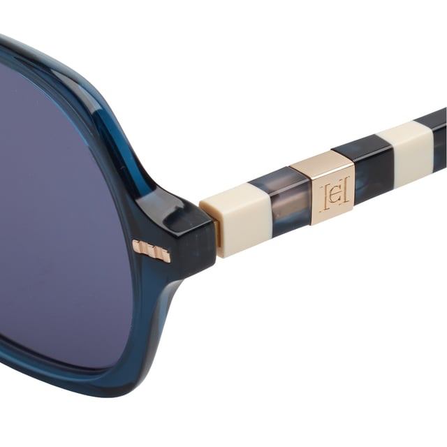 Diseñadas para reflejar una elegancia atemporal, estas gafas de sol reinterpretan la clásica silueta mariposa con líneas precisas y una estética contemporánea. Un modelo que encarna el equilibrio perfecto entre distinción y estilo moderno.

Forma y diseño:
- Montura con forma mariposa, suavemente estructurada para realzar los rasgos del rostro.
- Diseño envolvente que aporta sofisticación sin renunciar a la funcionalidad.

Material de la montura:
- Fabricada en acetato de alta calidad, conocido por su resistencia y acabado pulido.
- Patillas robustas que aportan comodidad y ajuste ergonómico.

Detalles de la marca:
- Logo distintivo de Carolina Herrera grabado en las varillas.
- Detalles metálicos integrados en la estructura que aportan identidad a la pieza sin sobrecargar el diseño.

Lentes:
- Lentes con filtro de protección UV 100%, ideales para uso diario en exteriores.
- Tratamiento antirreflejo que mejora la experiencia visual y reduce el deslumbramiento.

Contenido: 
- Gafas de sol, estuche, pañuelo y folleto.
 Medidas: Ancho lente: 55 mm. Puente: 20 mm. Patillas: 140 mm
 Composición: Acetato
 Cuidados:
Lavar solo con agua o, si fuese necesario, un jabón suave.
Secar con el paño suave para evitar rayaduras.
Evitar el contacto con superficies rigurosas o líquidos abrasivos.