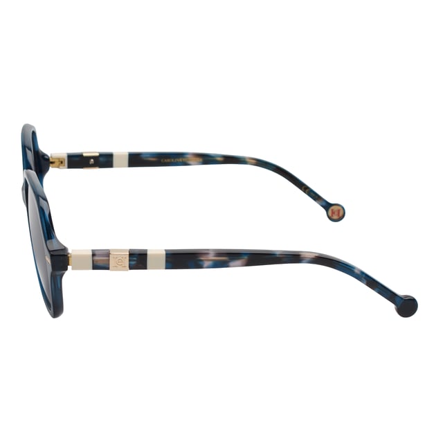 Diseñadas para reflejar una elegancia atemporal, estas gafas de sol reinterpretan la clásica silueta mariposa con líneas precisas y una estética contemporánea. Un modelo que encarna el equilibrio perfecto entre distinción y estilo moderno.

Forma y diseño:
- Montura con forma mariposa, suavemente estructurada para realzar los rasgos del rostro.
- Diseño envolvente que aporta sofisticación sin renunciar a la funcionalidad.

Material de la montura:
- Fabricada en acetato de alta calidad, conocido por su resistencia y acabado pulido.
- Patillas robustas que aportan comodidad y ajuste ergonómico.

Detalles de la marca:
- Logo distintivo de Carolina Herrera grabado en las varillas.
- Detalles metálicos integrados en la estructura que aportan identidad a la pieza sin sobrecargar el diseño.

Lentes:
- Lentes con filtro de protección UV 100%, ideales para uso diario en exteriores.
- Tratamiento antirreflejo que mejora la experiencia visual y reduce el deslumbramiento.

Contenido: 
- Gafas de sol, estuche, pañuelo y folleto.
 Medidas: Ancho lente: 55 mm. Puente: 20 mm. Patillas: 140 mm
 Composición: Acetato
 Cuidados:
Lavar solo con agua o, si fuese necesario, un jabón suave.
Secar con el paño suave para evitar rayaduras.
Evitar el contacto con superficies rigurosas o líquidos abrasivos.