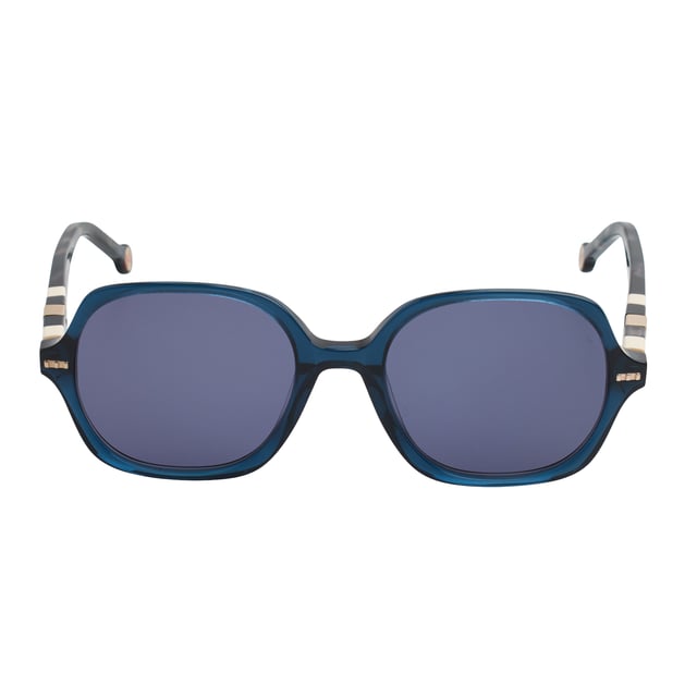 Diseñadas para reflejar una elegancia atemporal, estas gafas de sol reinterpretan la clásica silueta mariposa con líneas precisas y una estética contemporánea. Un modelo que encarna el equilibrio perfecto entre distinción y estilo moderno.

Forma y diseño:
- Montura con forma mariposa, suavemente estructurada para realzar los rasgos del rostro.
- Diseño envolvente que aporta sofisticación sin renunciar a la funcionalidad.

Material de la montura:
- Fabricada en acetato de alta calidad, conocido por su resistencia y acabado pulido.
- Patillas robustas que aportan comodidad y ajuste ergonómico.

Detalles de la marca:
- Logo distintivo de Carolina Herrera grabado en las varillas.
- Detalles metálicos integrados en la estructura que aportan identidad a la pieza sin sobrecargar el diseño.

Lentes:
- Lentes con filtro de protección UV 100%, ideales para uso diario en exteriores.
- Tratamiento antirreflejo que mejora la experiencia visual y reduce el deslumbramiento.

Contenido: 
- Gafas de sol, estuche, pañuelo y folleto.
 Medidas: Ancho lente: 55 mm. Puente: 20 mm. Patillas: 140 mm
 Composición: Acetato
 Cuidados:
Lavar solo con agua o, si fuese necesario, un jabón suave.
Secar con el paño suave para evitar rayaduras.
Evitar el contacto con superficies rigurosas o líquidos abrasivos.