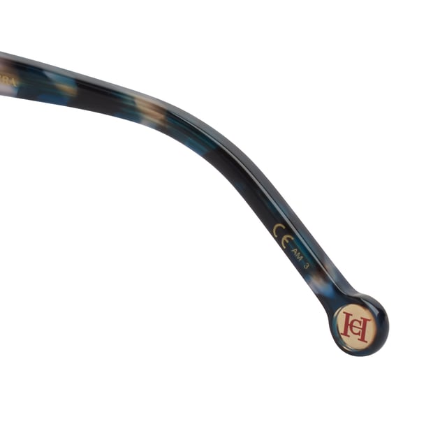 Diseñadas para reflejar una elegancia atemporal, estas gafas de sol reinterpretan la clásica silueta mariposa con líneas precisas y una estética contemporánea. Un modelo que encarna el equilibrio perfecto entre distinción y estilo moderno.

Forma y diseño:
- Montura con forma mariposa, suavemente estructurada para realzar los rasgos del rostro.
- Diseño envolvente que aporta sofisticación sin renunciar a la funcionalidad.

Material de la montura:
- Fabricada en acetato de alta calidad, conocido por su resistencia y acabado pulido.
- Patillas robustas que aportan comodidad y ajuste ergonómico.

Detalles de la marca:
- Logo distintivo de Carolina Herrera grabado en las varillas.
- Detalles metálicos integrados en la estructura que aportan identidad a la pieza sin sobrecargar el diseño.

Lentes:
- Lentes con filtro de protección UV 100%, ideales para uso diario en exteriores.
- Tratamiento antirreflejo que mejora la experiencia visual y reduce el deslumbramiento.

Contenido: 
- Gafas de sol, estuche, pañuelo y folleto.
 Medidas: Ancho lente: 55 mm. Puente: 20 mm. Patillas: 140 mm
 Composición: Acetato
 Cuidados:
Lavar solo con agua o, si fuese necesario, un jabón suave.
Secar con el paño suave para evitar rayaduras.
Evitar el contacto con superficies rigurosas o líquidos abrasivos.