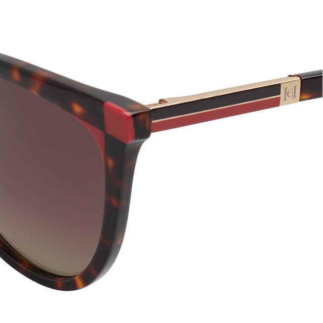 Estas gafas de sol Carolina Herrera presentan una estética elegante y definida, diseñada para mujeres que buscan destacar con un estilo sofisticado y contemporáneo.

Forma y diseño:

- Silueta mariposa con líneas suaves y femeninas que aportan definición al rostro.
- Perfil estilizado con contornos sutiles que equilibran estilo y confort.

Material de la montura:
- Acetato de alta calidad con acabado pulido y duradero.

Detalles de la marca:
- Logotipo Carolina Herrera grabado en las varillas.
- Terminales decorados con el distintivo emblema circular CH.

Lentes:
- Lentes con filtro UV 100%, ideales para proteger los ojos en entornos soleados.
- Tratamiento antirreflejo que mejora la claridad visual y reduce el deslumbramiento.

Contenido: 
- Gafas de sol, estuche, pañuelo y folleto.
 Medidas: Ancho lente: 57 mm. Puente: 15 mm. Patillas: 145 mm
 Composición: Acetato
 Cuidados:
Lavar solo con agua o, si fuese necesario, un jabón suave.
Secar con el paño suave para evitar rayaduras.
Evitar el contacto con superficies rigurosas o líquidos abrasivos.